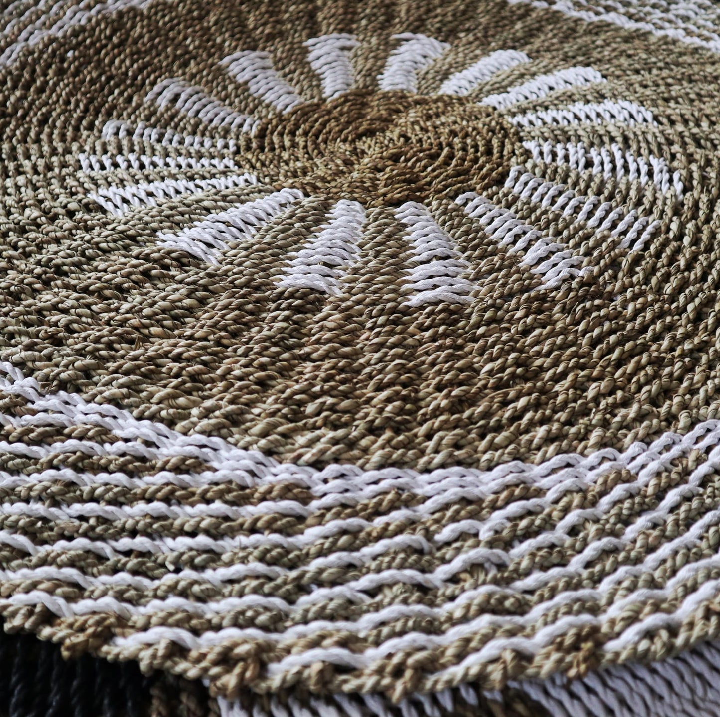 Round Seagrass White & Tan - Sun - 1m